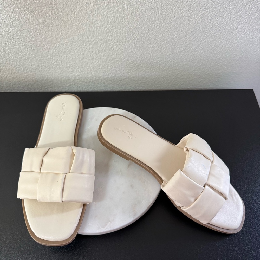 Universal Thread Brand New Ivory Basic Slide Sand… - image 3